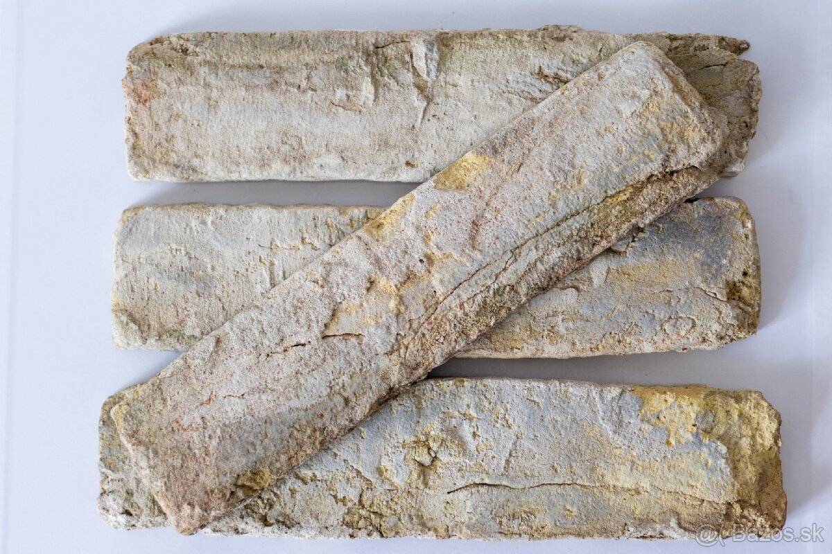 Ručne rezaný rustikálny tehlový obklad - krajný rez biely