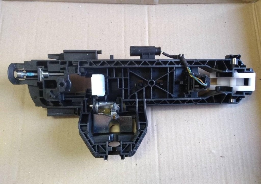 Mercedes A2047602534 - drziak klucky madla klucka