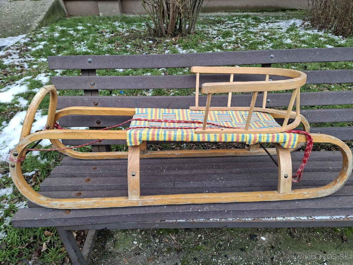 Drevené sánky s operadlom