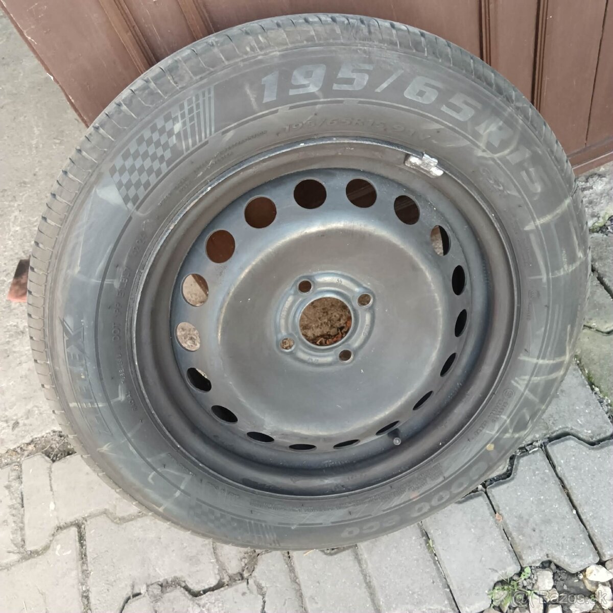 Predám letné pneumatiky 195/65 R15 na plechových diskoch