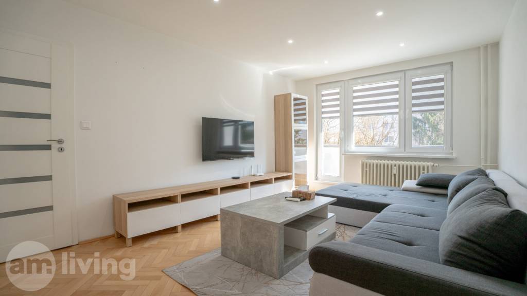 REZERVOVANÉ - VEĽKÝ - prerobený 3i 83m² + loggia - Nová Dubn