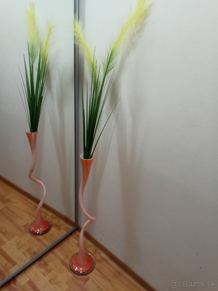 Vysoka vaza s umelou travou