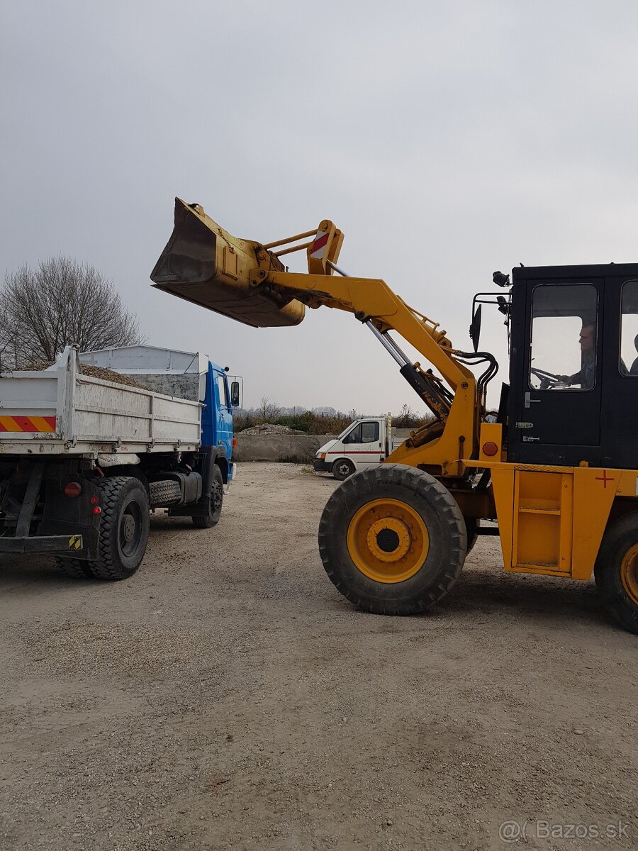 čelný nakladač