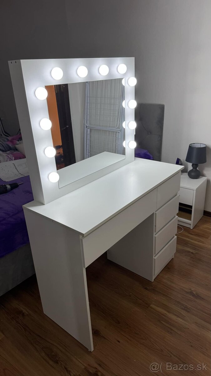 Kozmeticky stolik