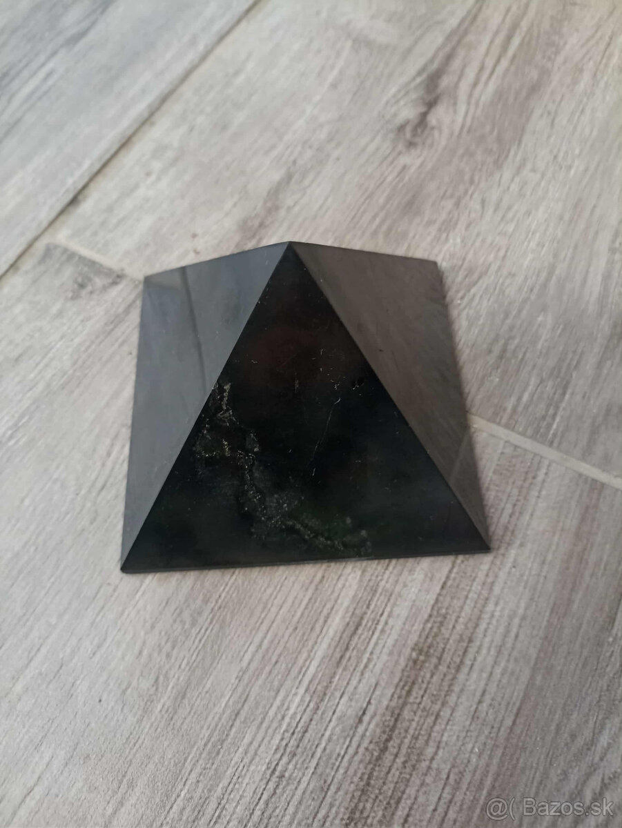 Šungitová pyramída