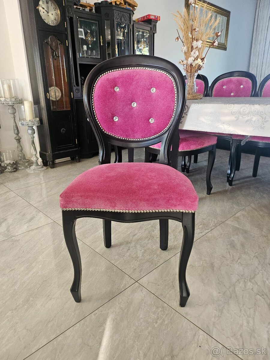 Krásne masívne stoličky