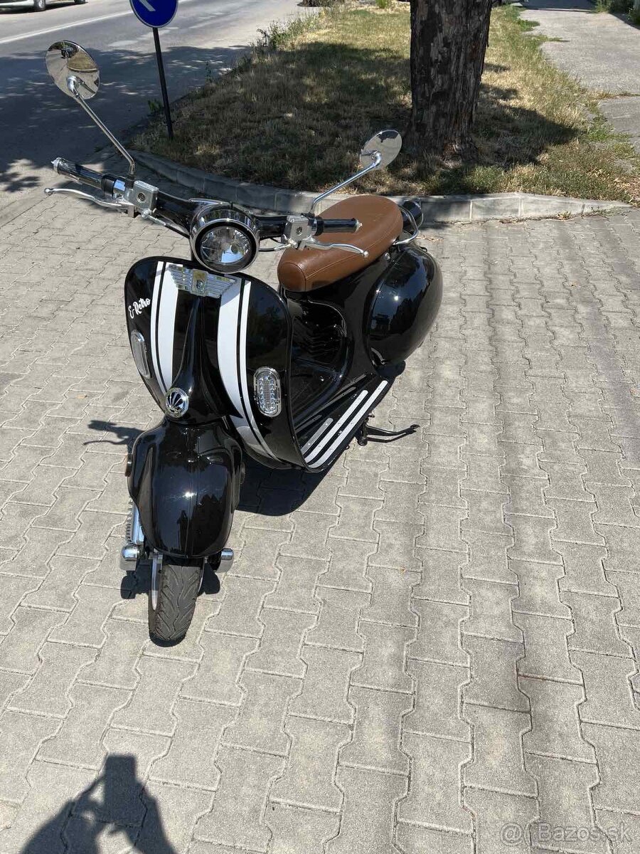 Elektrická retro motorka (scooter , kolobezka)