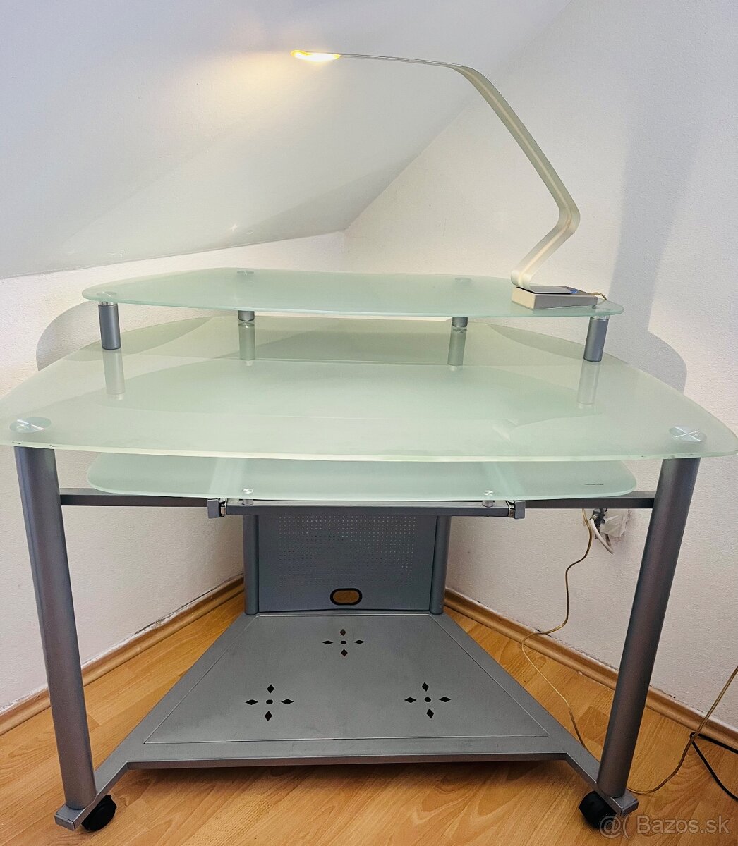 Rohový počítačový stôl z tvrdeného skla + lampa