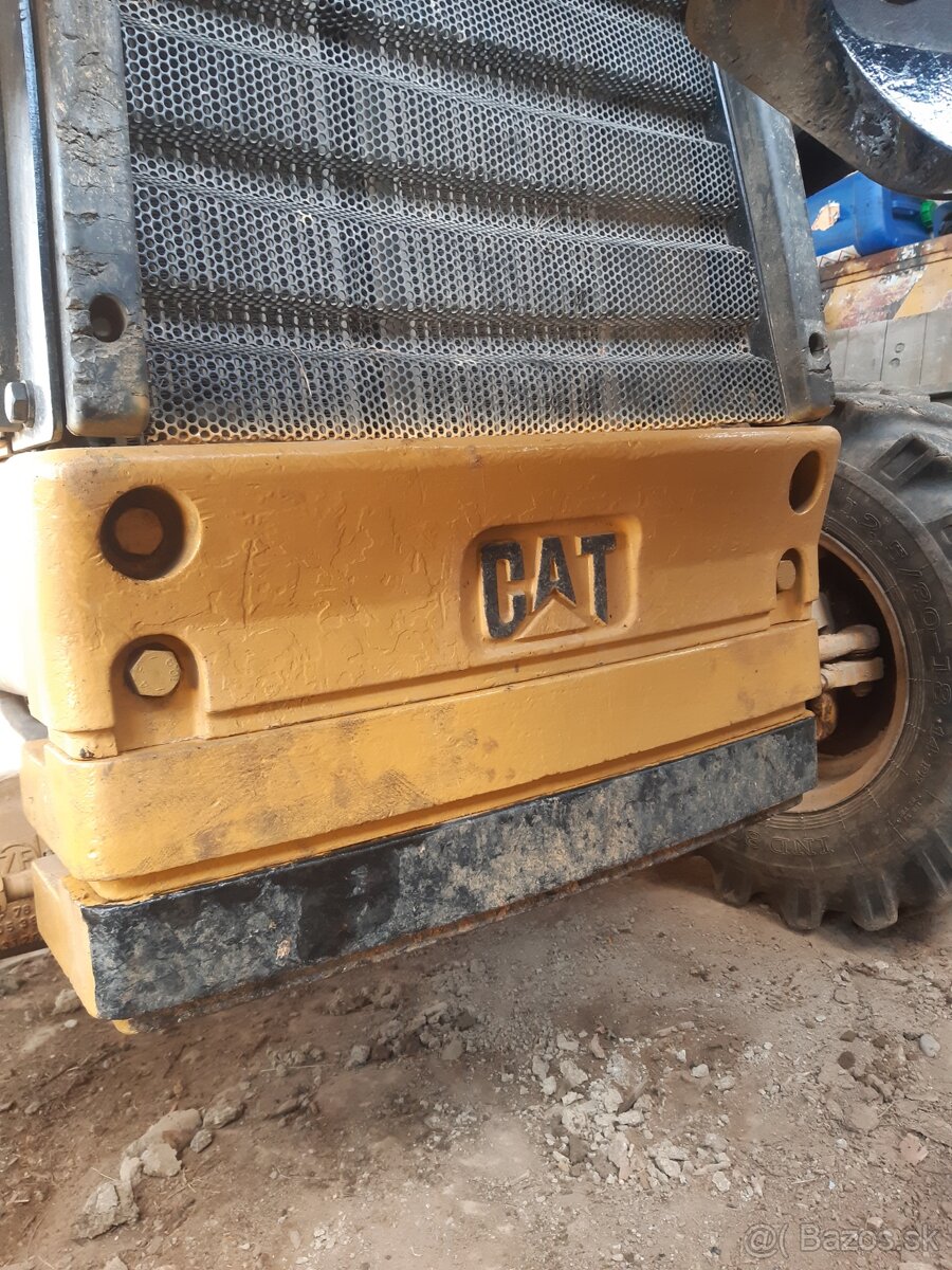 Predam zavažie na traktorbager cat.mod.D.