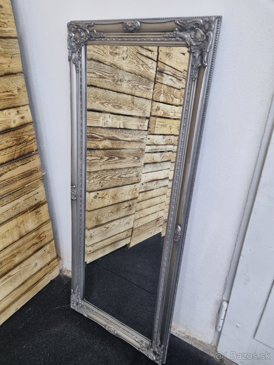Nástenné zrkadlo v barokovom štýle