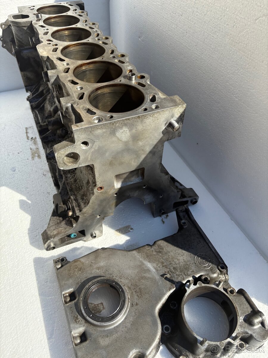 Blok motora BMW M54, radový 6valec