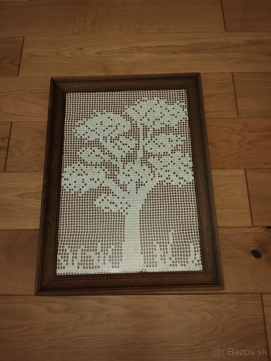 háčkovaný obraz v ráme