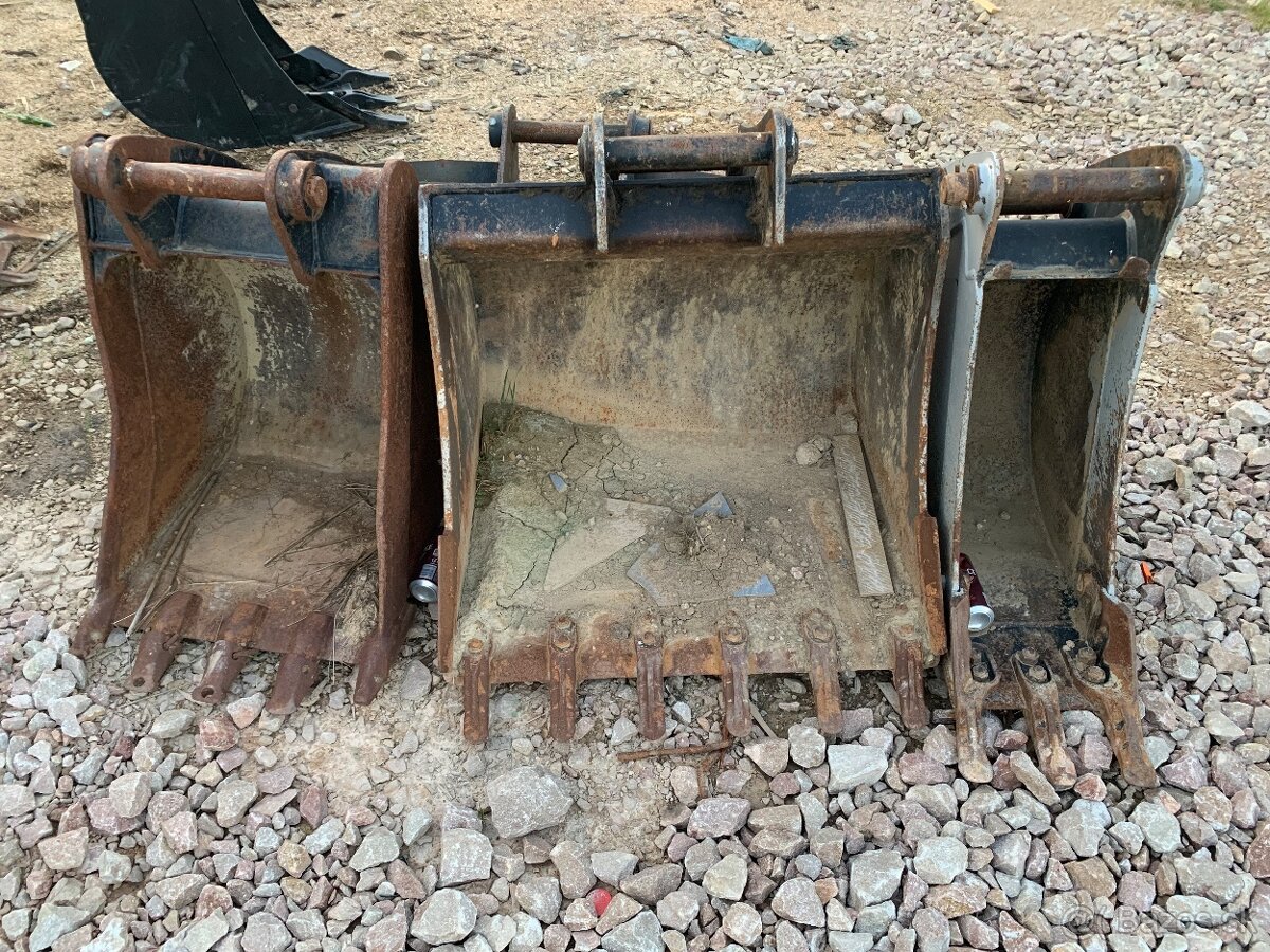 Lyžica Cat caterpillar