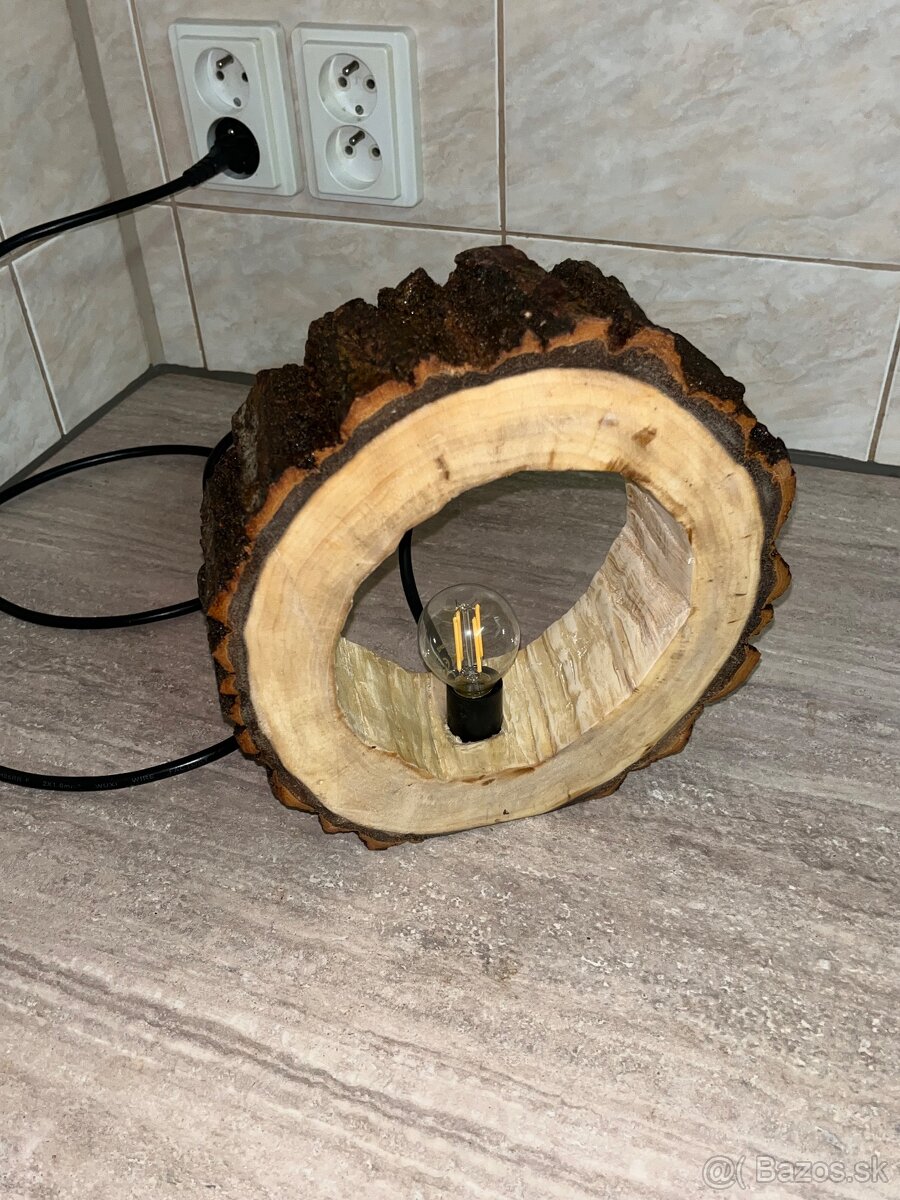 Ručne vyrobená drevená lampa