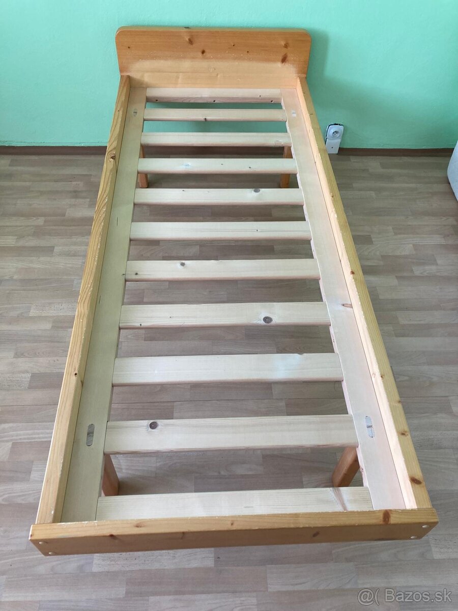 Predám posteľ z masívu