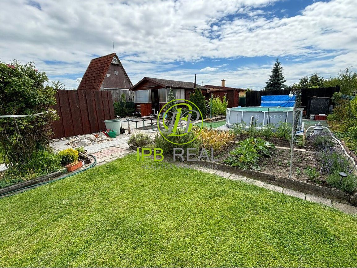 Upravená záhrada s chatou na Žabom majeri