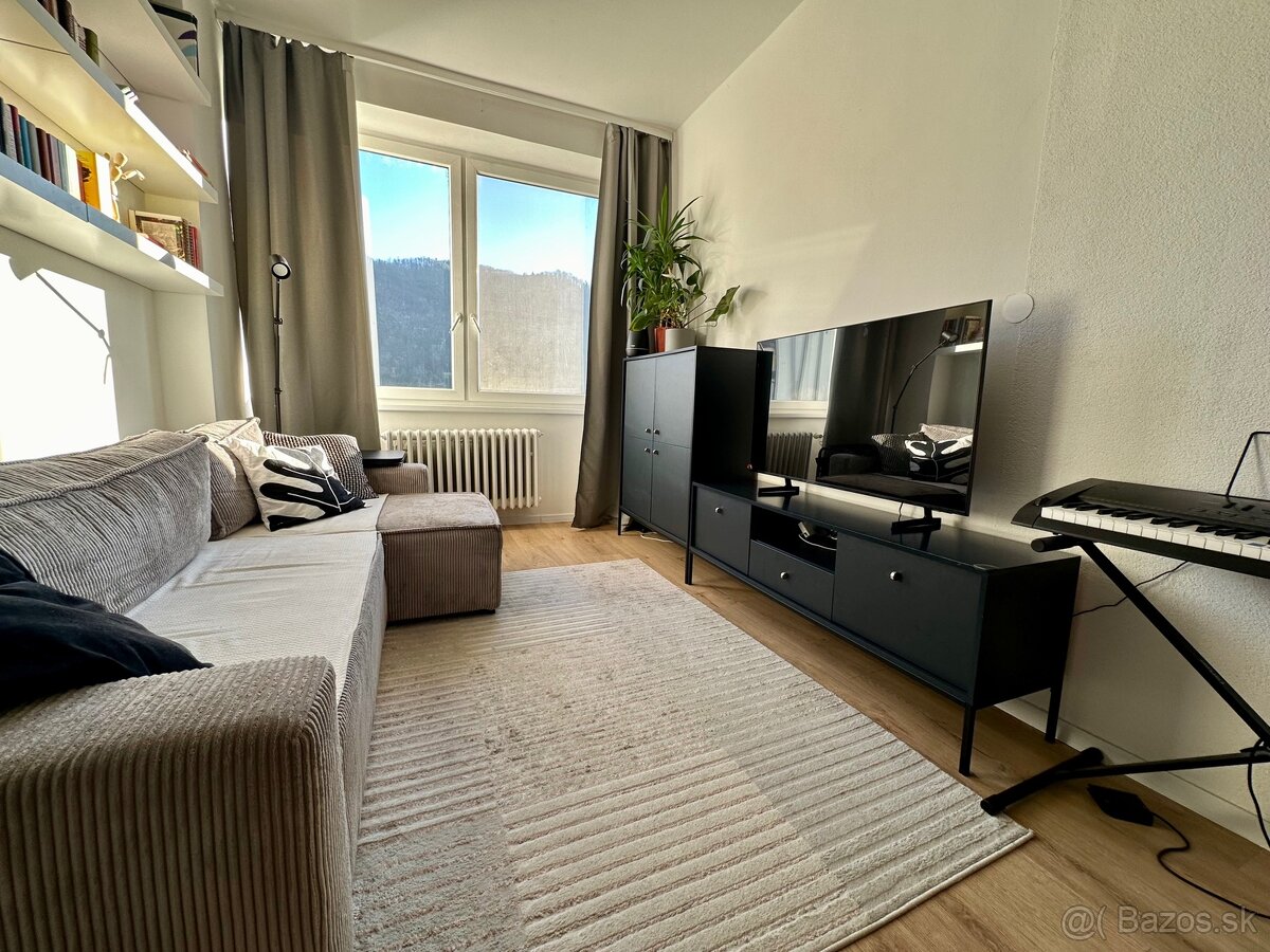 Apartmán s výhľadom na zeleň len 3 minúty od centra BB 🌿
