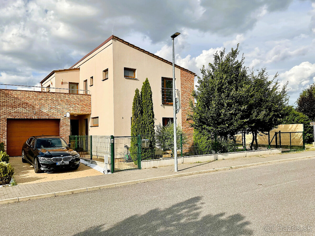 Na predaj moderný 5-izbový nízkoenergetický rodinný dom – Ču