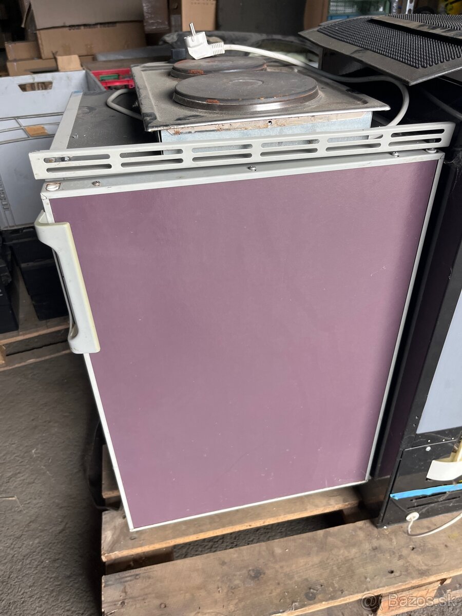 Chladnička mala , vinotéka Gorenie a 2 platničkami