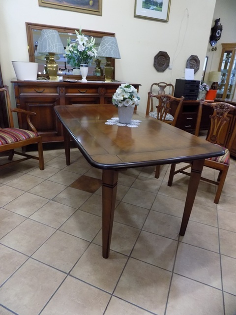 Elegantný jedálenský stôl