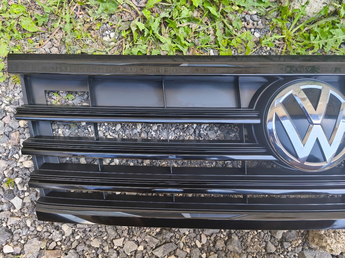 VW Touareg 3 III 760 maska čierna RLine, ostrekovačov svetla