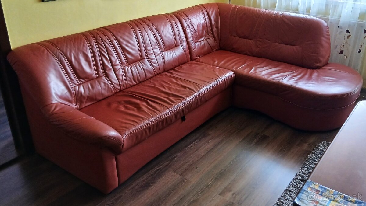 Kožená rohová sedačka.