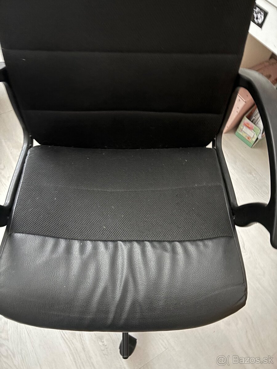 2 kancelaťrske stolicky plus stol