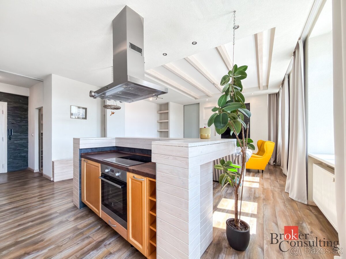 Veľkometrážny staromestský 2i byt s balkónom pri Dunaji