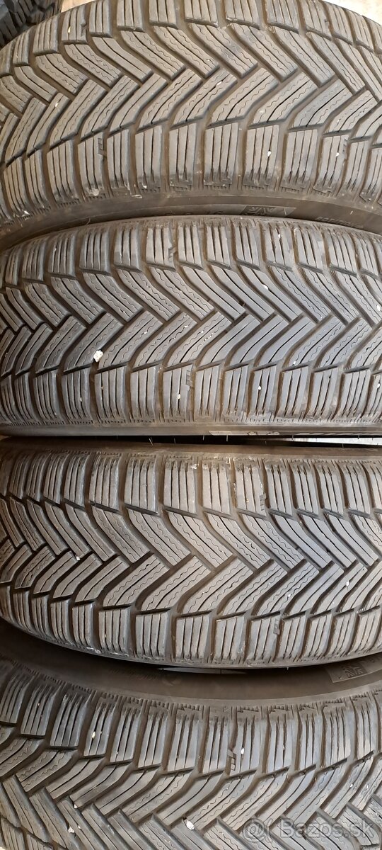 Predám 4ks pekné zimné 205/55r16-91H Michelin