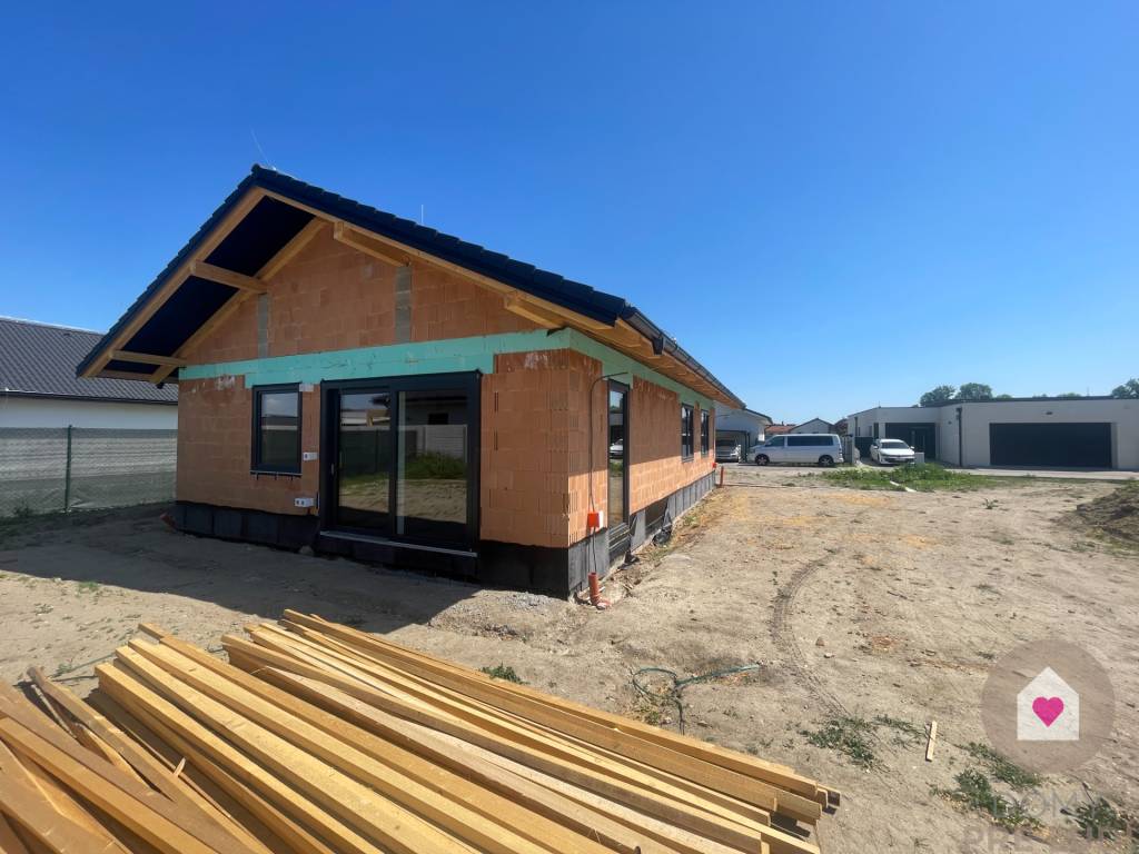 Krásny 4 izbový RD bungalov 92,26 m2 na pozemku 495 m2, Sene