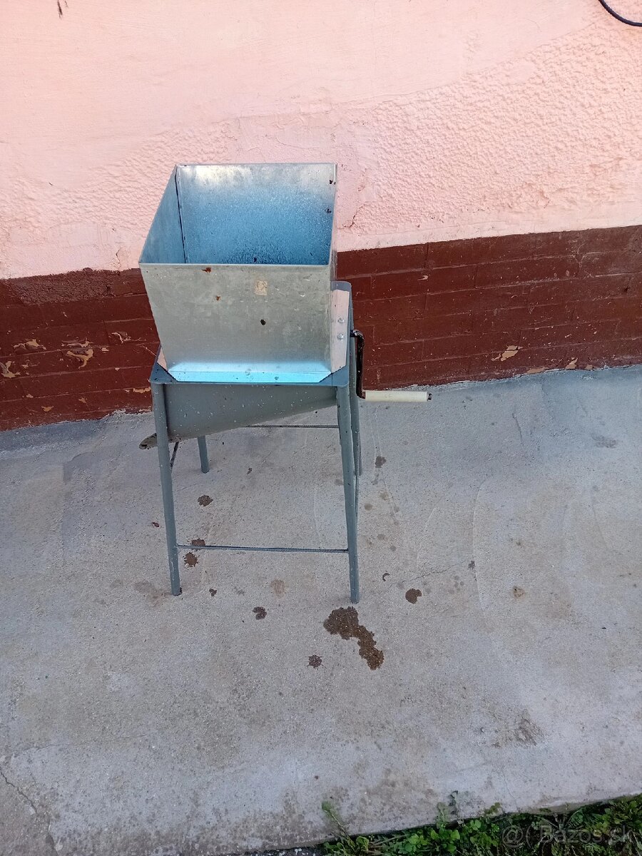 Predám strúhadlo na zeleninu za 30 eur.