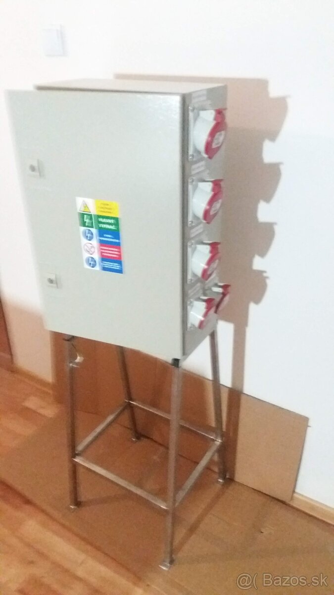 Staveniskový rozvádzač