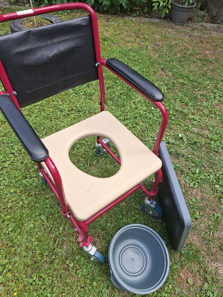 Toaletné kreslo na kolieskách