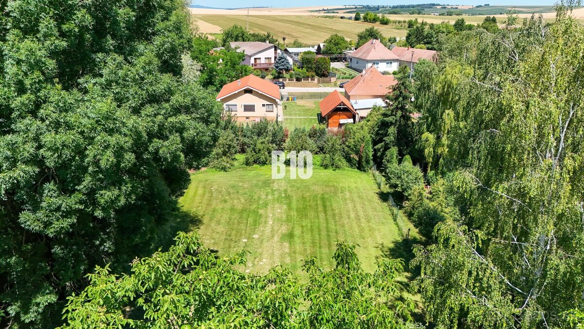 Rodinný dom s krásnym veľkým pozemkom ( stavebným) - Nové Sa