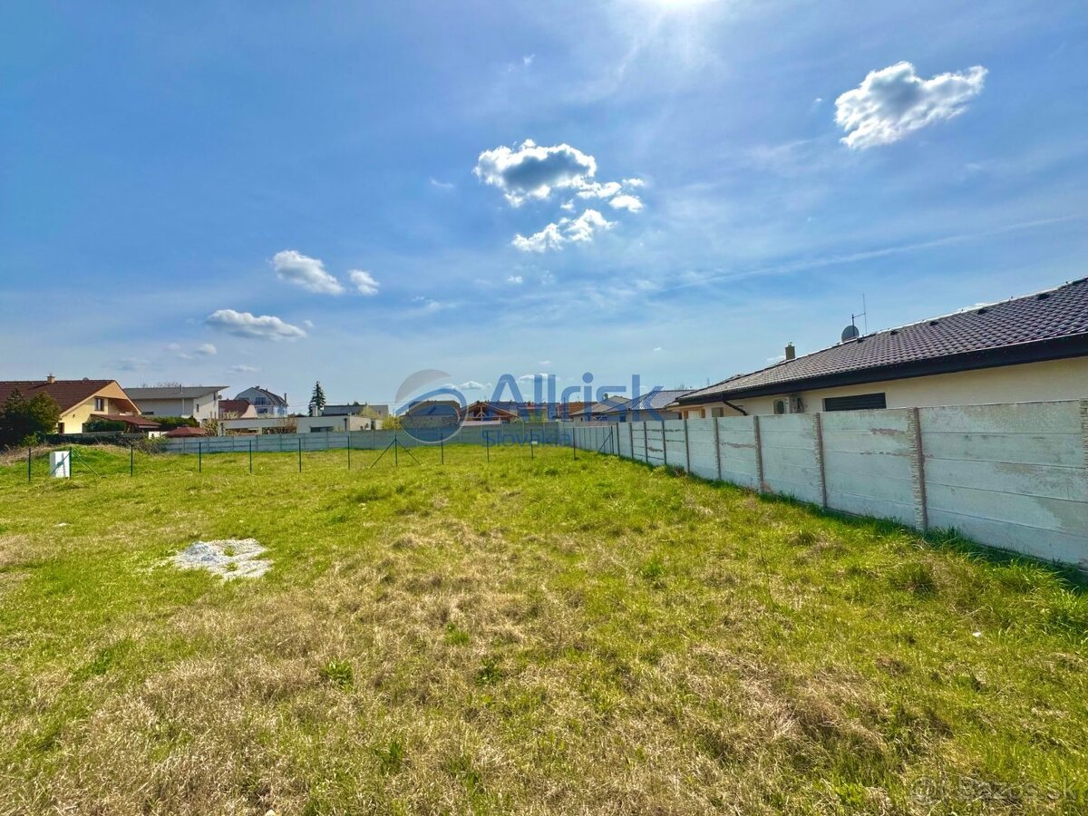 Exkluzívny predaj stavebného pozemku vo V.Levároch