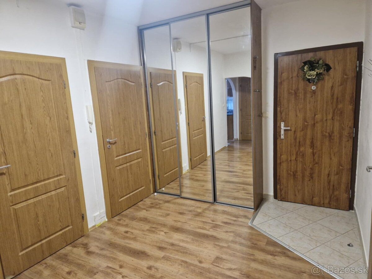 Na predaj 4 izbový byt v meste Handlová na ulici Okružná.