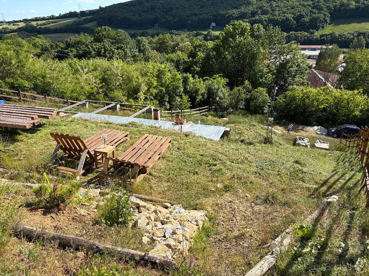 EXLUZÍVNY pozemok so stavebným povolením v obci Prašník