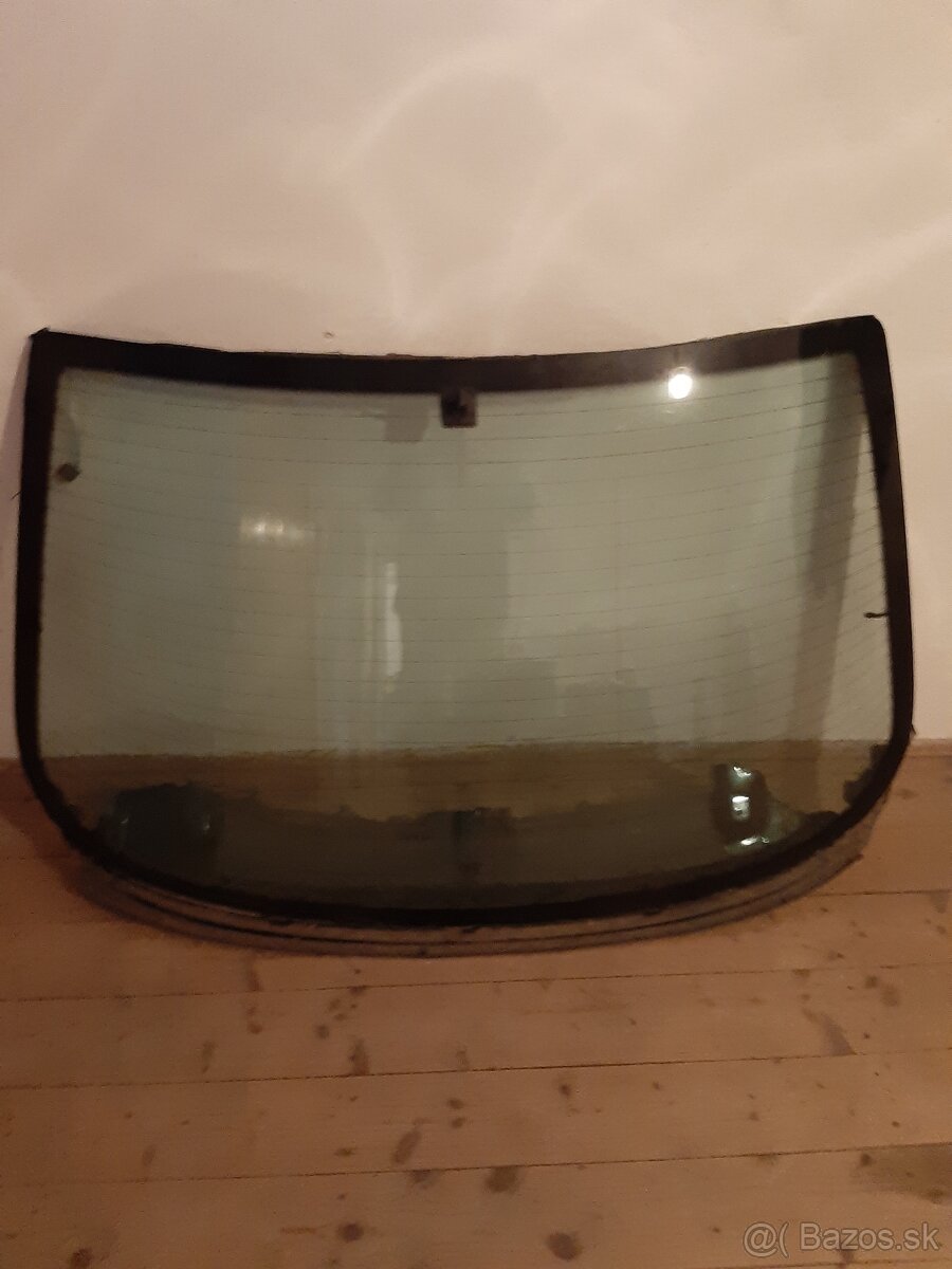 Predám zadné sklo na 210