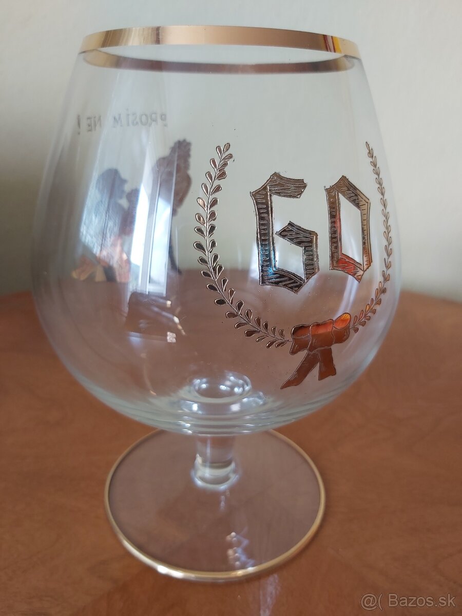 Predám sklenený pohár s nápisom "60"