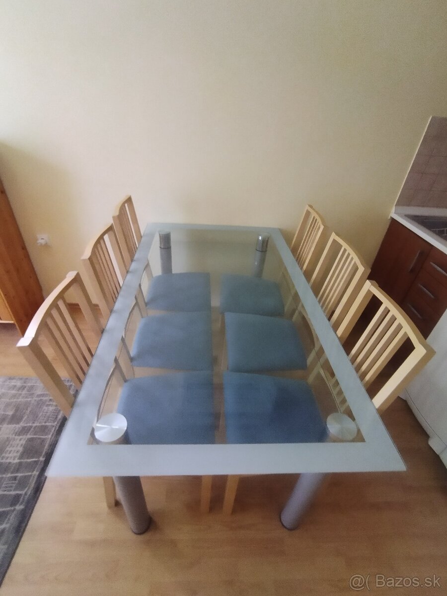 Sklenený stôl do kuchyne