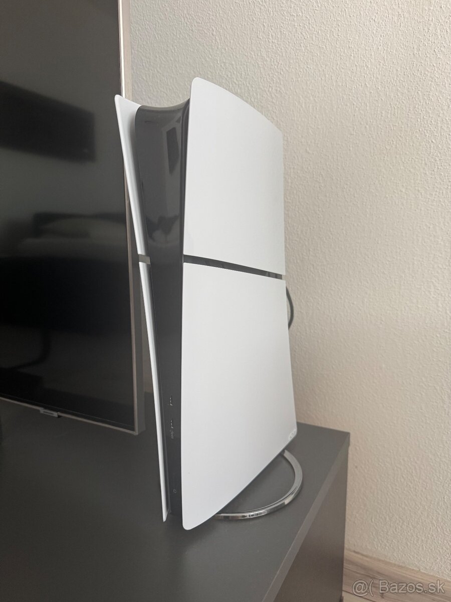 PS5 slim + 2 ovládače a príslušenstvo