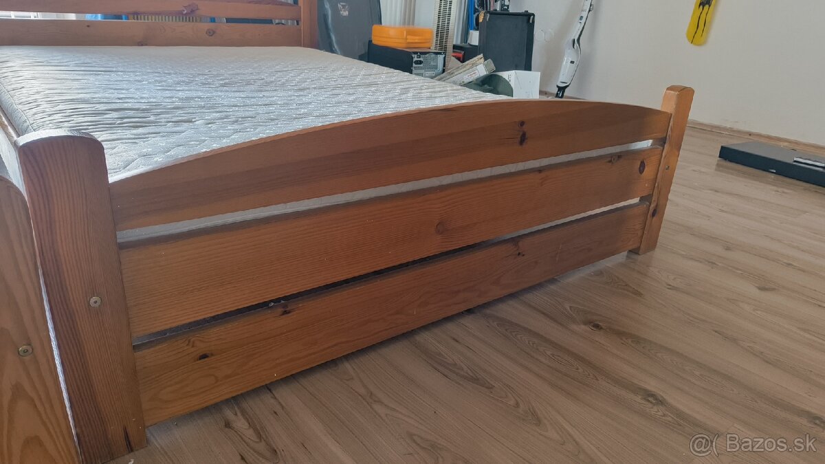 Postel 200x140 masiv s rostom a matracom