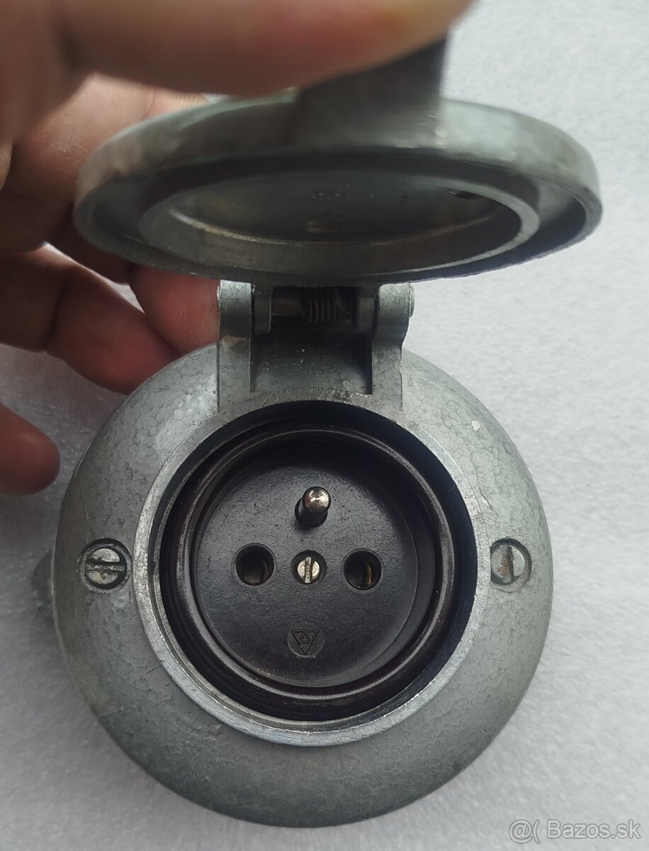 Predám veľmi zachovalu retro zásuvku na 230V