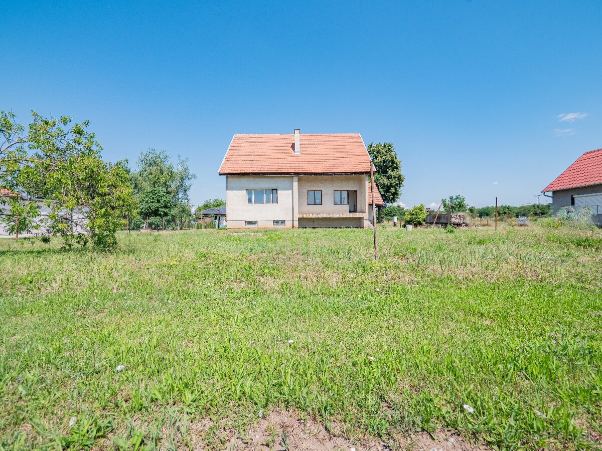 Veľký rozostavaný rodinný dom v obci Poľný Kesov