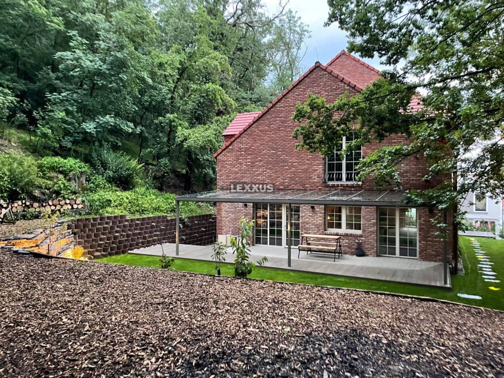 | DOM V ANGLICKOM ŠTÝLE 6 izb. KOLIBA - Vtáčie údolie