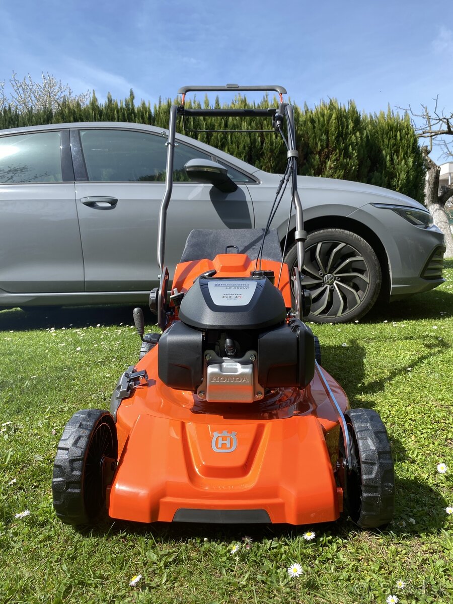 Benzínová kosačka Husquarna LC 356VP s pojazdom