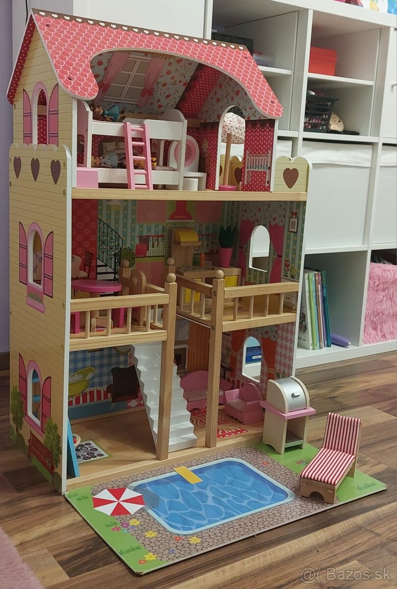 Drevený domček pre bábiky