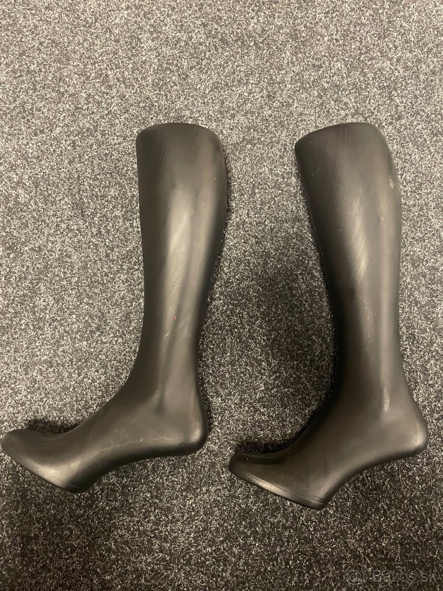 Výstavná figurína nohy