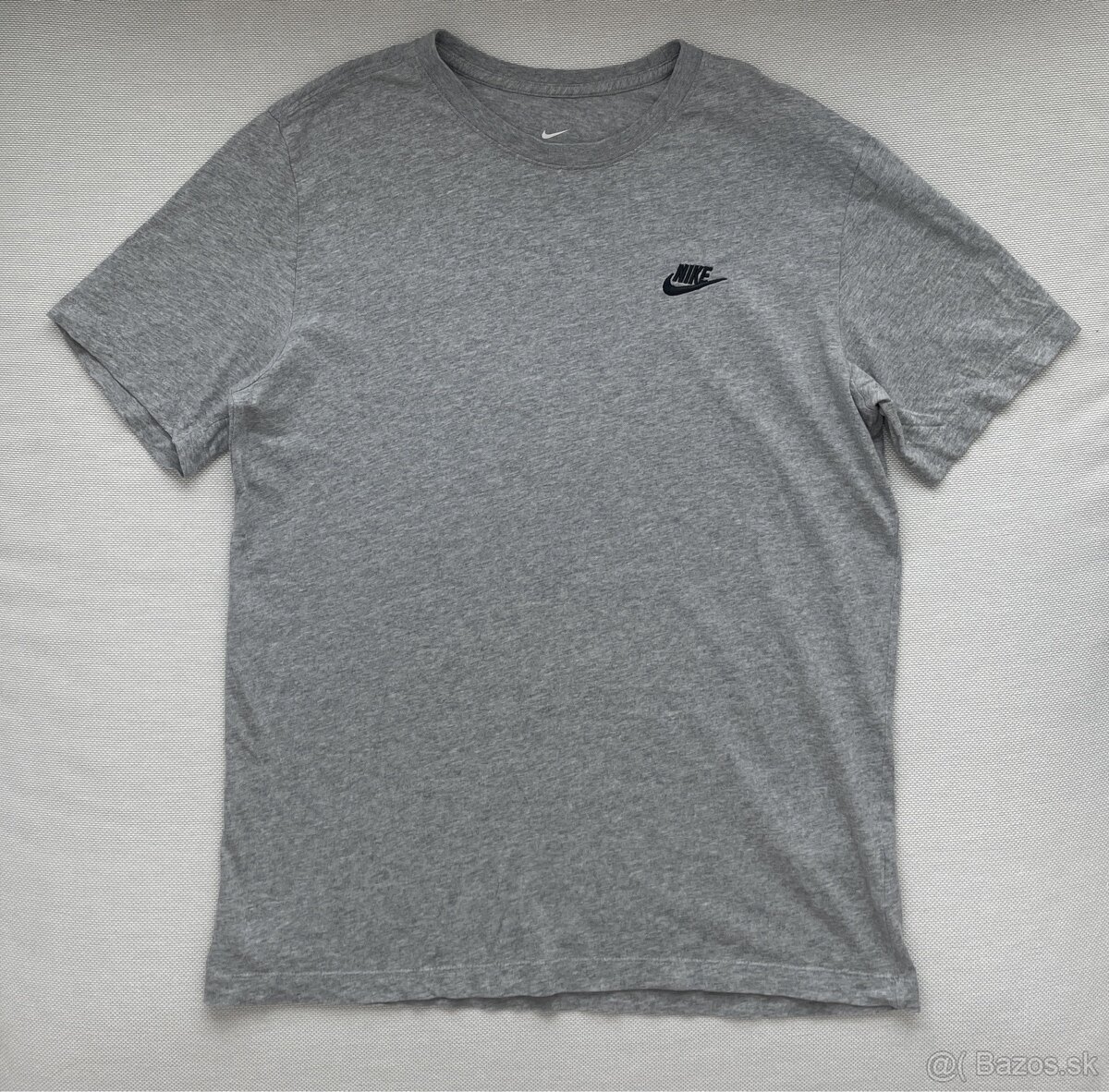 Nike Svetlosivé pánske tričko M s krátkym rukávom a logom