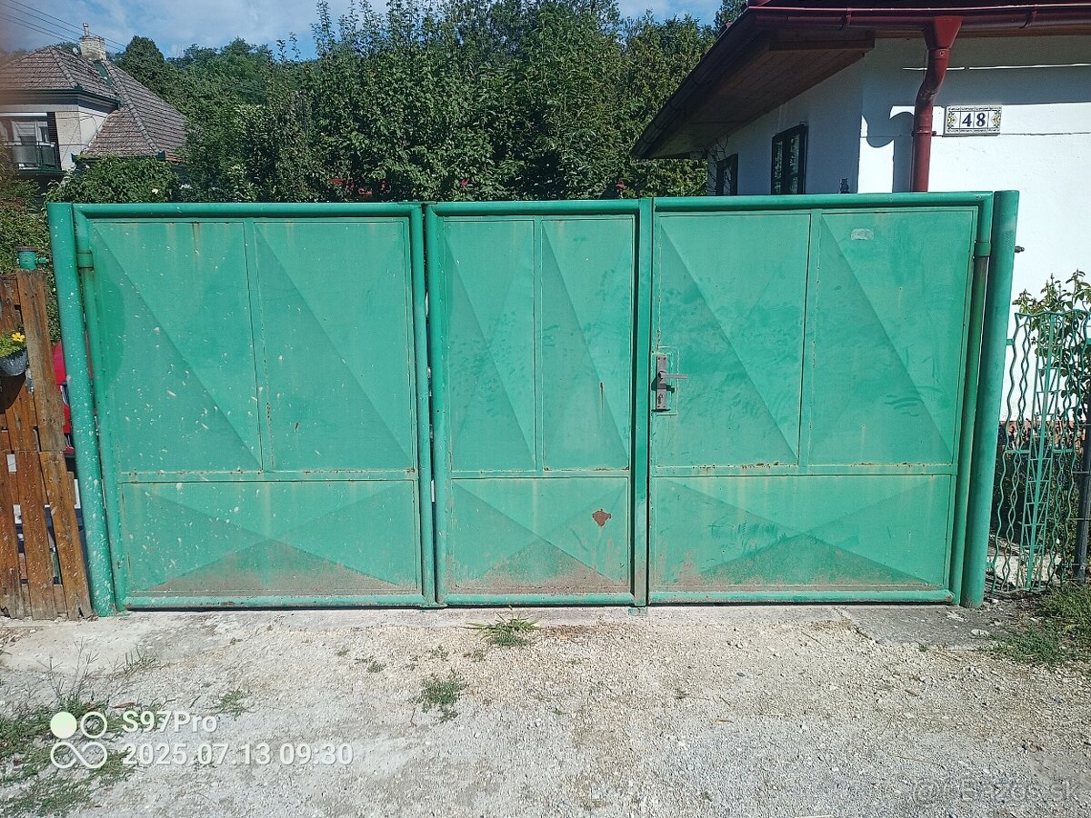 Plechová brána